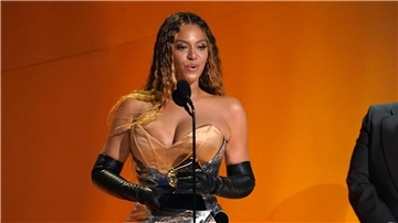 Beyoncé nimmt den Preis für das beste Dance/Electronic Music Album entgegen.