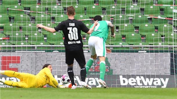 Bezeichnend: Werder-Angreifer Davie Selke scheitert völlig frei aus wenigen Metern am eigentlich schon geschlagenen Keeper Yann Sommer.