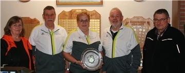 Bezirksportleiterin Ute Siems (links) und ihr Stellvertreter Carsten Sentker (rechts) gratulierten dem siegreichen Trio des SV Rhadereistedt mit Andreas Viebrock (von links), Renate Viebrock und Hans-Hermann Nielsen zur Meisterschaft.