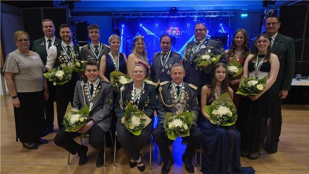 Schützen feiern ihre Majestäten: Bezirkskönigsball in Lamstedt Bezirkspräsident Thomas Brunken (rechts), seine Stellvertreterin Renate Viebrock und sein Stellvertreter Sascha Denz mit der Bezirkskönigsfamilie 2025/26.