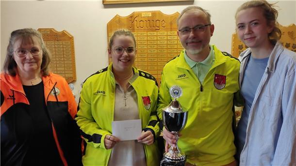 Bezirkssportleiterin Ute Siems (von links) gratulierte dem siegreichen Team des SV Hesedorf mit Samirah Branigan, Marcel Wundrach und Lea Fischer. 