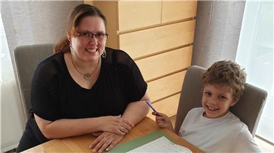 Bianca Rüssel beim „Homeschooling“ mit Sohn Marlon: Weil ihr die Erziehung ihrer Kinder am Herzen liegt, kommt für die 44 Jahre alte Bremerhavenerin nur ein Teilzeitjob infrage. Seit Jahren ist sie auf der Suche, aber alle wollen sie nur Vollzeit. Durch Corona ist die Jobsuche für sie noch aussichtsloser geworden.