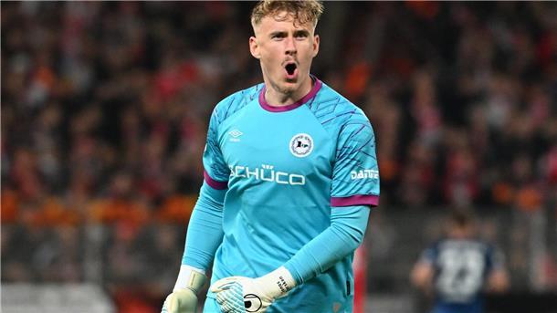 Bielefelds Torwart Kersken ärgert sich über die Niederlage in Berlin. 