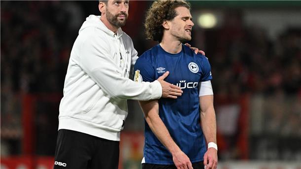 Bielefelds-Trainer Kniat tröstet seinen Spieler Corboz (r.)