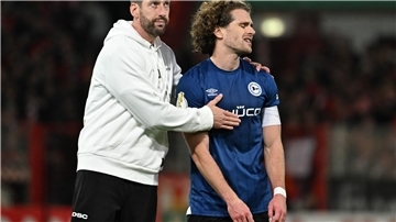 Das Ende einer Reise: Bielefeld frustriert über Pokal-Aus Bielefelds-Trainer Kniat tröstet seinen Spieler Corboz (r.)