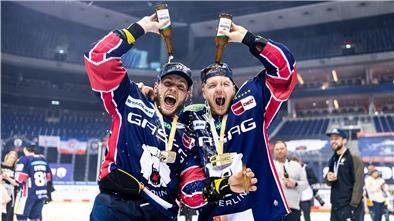 Parker Tuomie und Mark Zengerle von den Eisbären Berlin nach dem Spiel zwischen den Eisbären Berlin gegen die Grizzlys Wolfsburg.