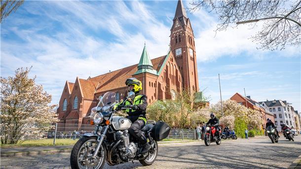 Gottes Segen für Motorradliebhaber in Bremerhaven Biker-Gottesdienst in der Herz-Jesu-Kirche Eupener Straße mit anschließender Gruppen-Rundfahrt.