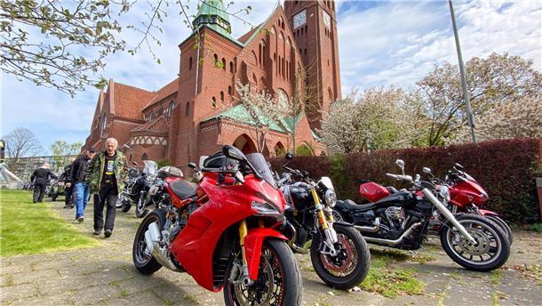 Gottes Segen für Motorradliebhaber in Bremerhaven Biker-Gottesdienst in der Herz-Jesu-Kirche Eupener Straße mit anschließender Gruppen-Rundfahrt.