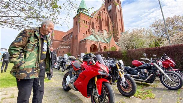 Gottes Segen für Motorradliebhaber in Bremerhaven Biker-Gottesdienst in der Herz-Jesu-Kirche Eupener Straße mit anschließender Gruppen-Rundfahrt.