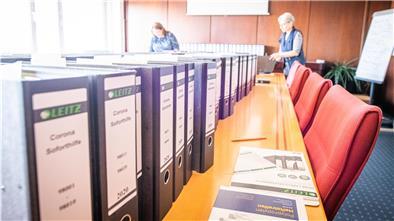 Bilanzbuchhalterin Annett Lehmann (links) und Dr. Barbara Schieferstein prüfen die eingegangenen Anträge von Kleinunternehmern zur Ausschüttung der Corona-Hilfen von Bund und Land.