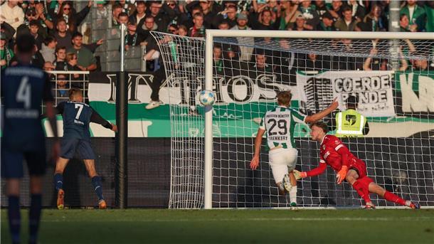 Bilbija (l) trifft zum 1:1.
