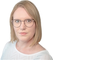 Blonde Frau mit Brille.
