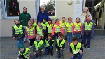 Neongelbe Reflexwesten für Braker Grundschulkinder