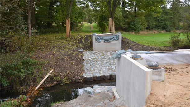Neubau der Brücke über die Mehde am Klärwerk in Brauel.