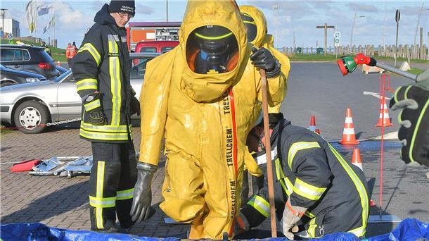 Nach dem Einsatz mussten alle Retter und  durch die Dekontamination, die die Feuerwehr Cappel-Neufeld aufgebuat hatte, 