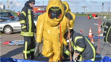 Nach dem Einsatz mussten alle Retter und  durch die Dekontamination, die die Feuerwehr Cappel-Neufeld aufgebuat hatte, 