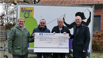 Symbolische Spendenübergabe vor dem Anhänger "Bringer": Jugendpfleger Jannik Böckhaus-Müller, Dirk Ahrens-Meinhardt und Bernd Vogel vom Vorstand des Vereins Tourilox, Loxstedts Bürgermeister Detlef Wellbrock