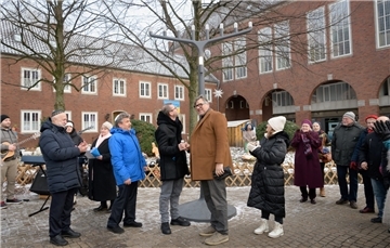 Das jüdische Lichterfest Chanukka beginnt am 18. Dezember 2022. Aus diesem Anlass hat die Liberale Jüdische Gemeinde Menorah in Bremerhaven die europaweit erste öffentlich aufgestellte "Chanukkia", den achtarmigen Leuchter, neben der evangelischen Bürgermeister-Smidt-Kirche eingeweiht.