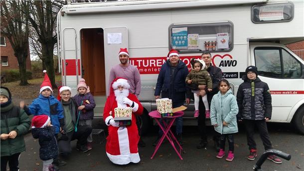 Nikolaus besucht das Kulturen Mobil