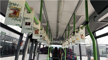 Mit Süßigkeiten beklebte Dankeskarten hängen an den Haltestangen eines Busses der KVG Stade