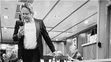 „Dinner for One“ läuft auch 2023 auf dem Salondampfer MS Hansa