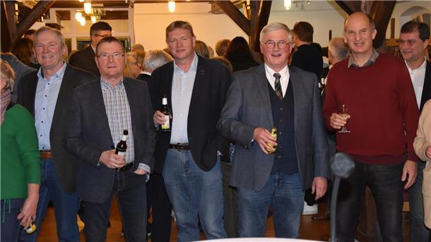 Das Foto zeigt Bürgermeister Diedrich Höyns mit Gästen beim Neujahrsempfang