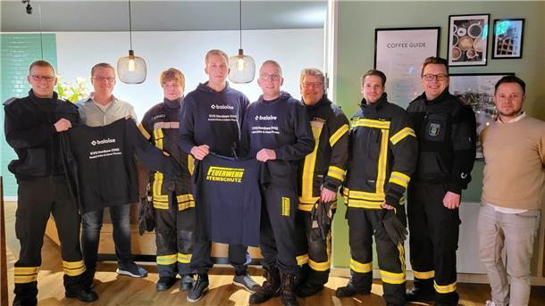 KVS Nordsee spendet Trainingsanzüge für die Feuerwehr Sievern