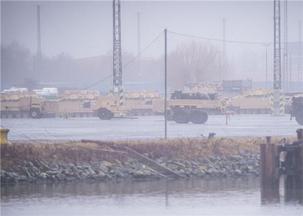 US-Panzer auf dem nebeligen Hafengelände