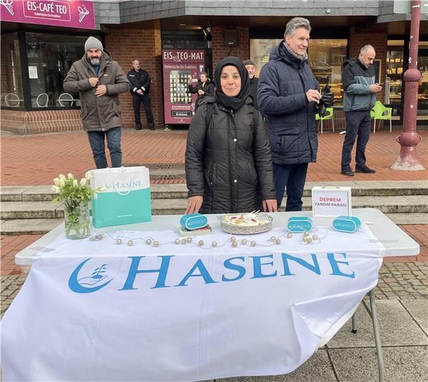 Nordenham gedenkt der Erdbebenopfer: "Das lässt niemanden kalt" Die Hilfsorganisation Hasene sammelte bei der Gedenkfeier auch Spenden für die Erdbebenopfer in der Türkei und Syrien.