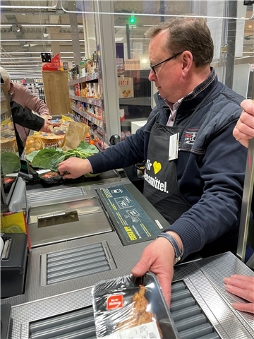 Uwe Schmidt kassiert für guten Zweck