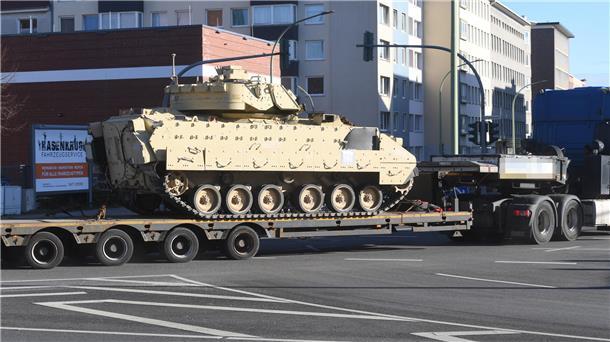Warum die US-Armee so viele Militärfahrzeuge via Bremerhaven nach Europa bringt Warum die US-Armee so viele Militärfahrzeuge via Bremerhaven nach Europa bringt