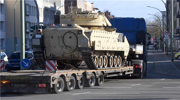 Warum die US-Armee so viele Militärfahrzeuge via Bremerhaven nach Europa bringt Warum die US-Armee so viele Militärfahrzeuge via Bremerhaven nach Europa bringt