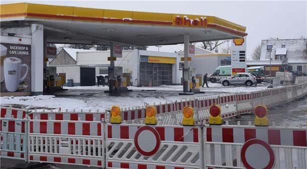 Tankstelle wegen zu viel Schnee auf dem Dach gesperrt Shell-Tankstelle Rakowitz