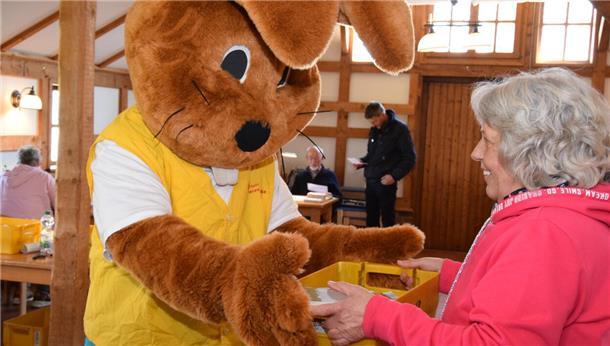 Hanni Hase liefert die letzte Osterpost in der Ostereistedter Osterpostfiliale ab.