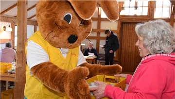 Hanni Hase liefert die letzte Osterpost in der Ostereistedter Osterpostfiliale ab.