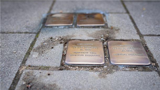 Alle Achtung: „Omas“ putzen 128 Stolpersteine