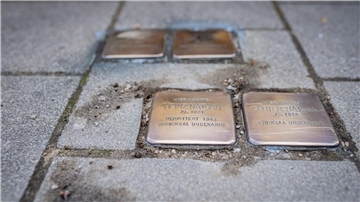 Alle Achtung: „Omas“ putzen 128 Stolpersteine