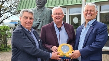 die Präsidenten des Rotary-Clubs Cuxhaven und Rotary-Clubs Otterndorf-Land Hadeln, Uwe Leonhardt und Friedhelm Engelke übergeben einen Defibrillator an den kaufmännischen Leiter des Aeronauticums, Hans-Peter Weber