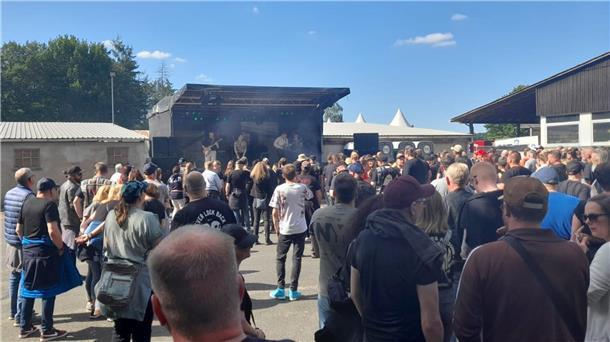Let’s rock! Beim Rock House Festival in Loxstedt fliegen die Mähnen