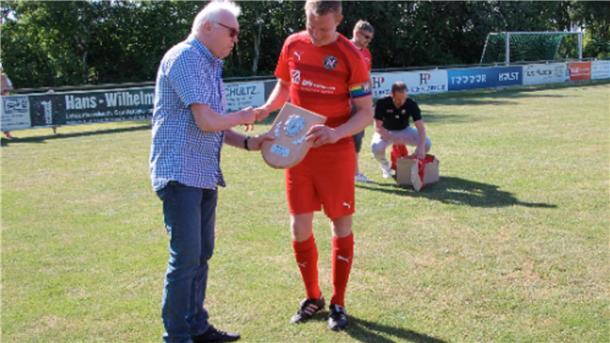 Übergabe der Meisterplakette an Nordheide-Kapitän Markus Meyer durch Staffelleiter Karl-Heinz Schnackenberg.