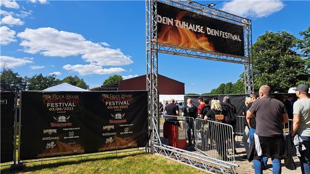 (Mit großer Bildergalerie) Harte Riffs und heiße Stimmung beim Rock House Festival
