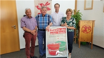 Die Personen bei der Spendenübergabe. 