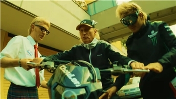 Otto Waalkes auf dem Motorrad.