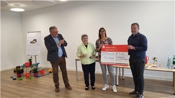 Glückliche Gesichter bei Spendenübergabe des DRK
