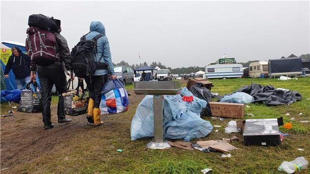 Müll, Matsch und Stau: So läuft die ABREISE beim Deichbrand-Festival (Fotos) Müll, Matsch und Stau: So läuft die ABREISE beim Deichbrand-Festival (Fotos)