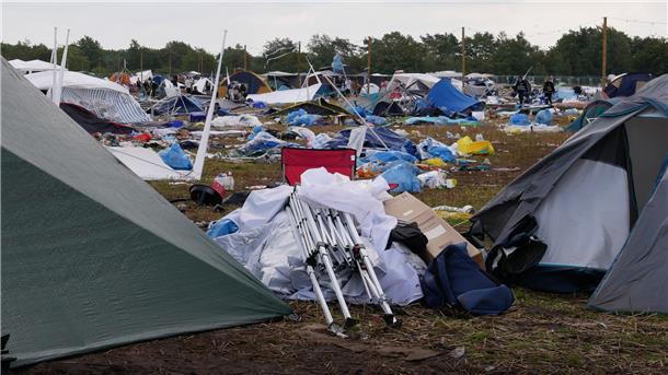 Müll, Matsch und Stau: So läuft die ABREISE beim Deichbrand-Festival (Fotos) Müll, Matsch und Stau: So läuft die ABREISE beim Deichbrand-Festival (Fotos)