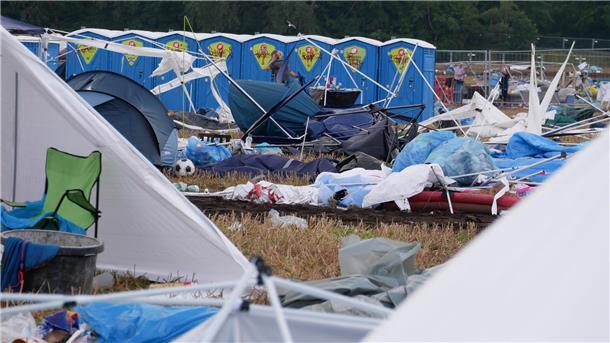 Müll, Matsch und Stau: So läuft die ABREISE beim Deichbrand-Festival (Fotos) Müll, Matsch und Stau: So läuft die ABREISE beim Deichbrand-Festival (Fotos)