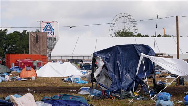 Müll, Matsch und Stau: So läuft die ABREISE beim Deichbrand-Festival (Fotos) Müll, Matsch und Stau: So läuft die ABREISE beim Deichbrand-Festival (Fotos)
