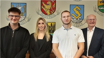 Gruppenfoto der neuen Diplom-Finanzwirte und Finanzwirte im historischen Sitzungssaal des Finanzamtes Wesermünde