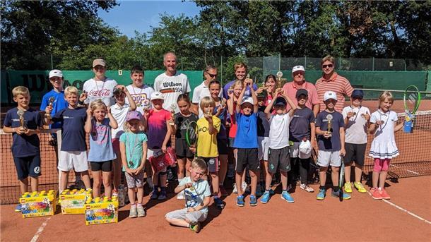 Das erste Lunestedter Tenniscamp war ein großer Erfolg. Stolz zeigen sich Teilnehmer und Betreuer beim Veranstaltungsabschluss auf dem Court am Reithornsweg.